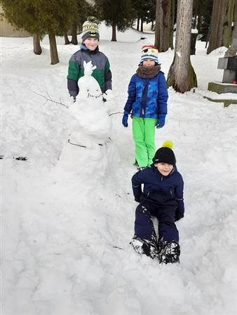 Školáci staví ze sněhu