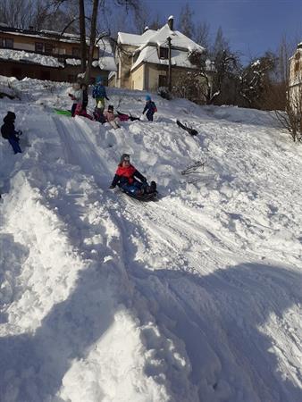 Děti ze školky na sněhu