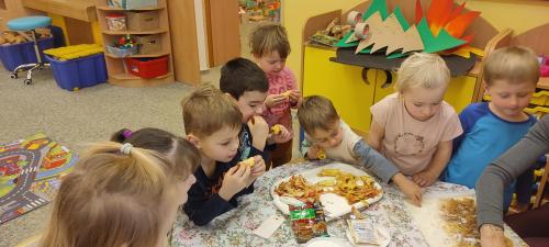 Pečení štrůdlu na besídku v mateřské škole