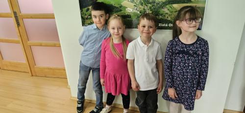 Předškolní děti z mateřské školy přednáší při vítání občánků